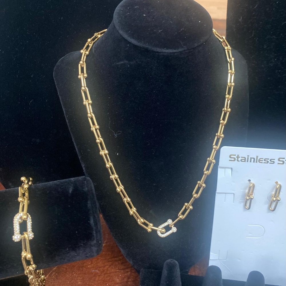 Elegant Gold Necklace and Earring Set